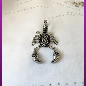 پلاک عقرب نقره ای استیل