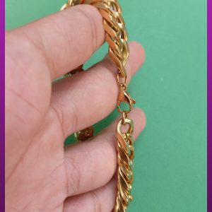 معیوب | دستبند کارتیه مکعبی لوگو دار طلایی استیل
