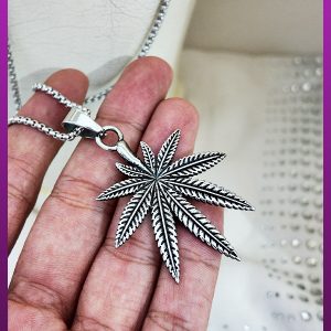گردنبند برگ سیاه قلم دورو نقره ای استیل