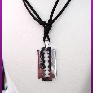 گردنبند تیغ نقره ای