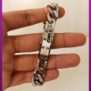 دستبند کارتیه پلاک دار نقره ای دارای لوگوی کارتیر