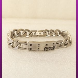 دستبند کارتیه پلاک دار نقره ای دارای لوگوی کارتیر