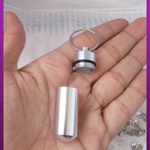 پلاک یا جاکلیدی جادار نقره ای