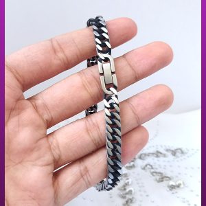 دستبند کارتیه مکعبی مات سیاه قلم نقره ای استیل