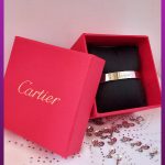 دستبند کارتیه فشاری مردانه لوگودار نقره ای استیل