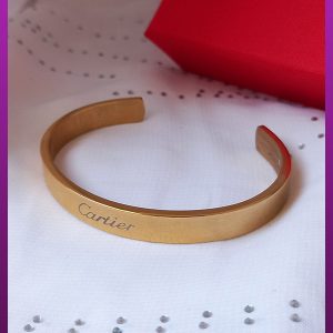 دستبند کارتیه فشاری مردانه لوگودار طلایی استیل