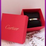 دستبند کارتیه فشاری زنانه لوگودار نقره ای استیل