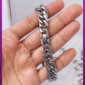 دستبند کارتیه مات نقره ای لوگودار با قفل کتابی استیل