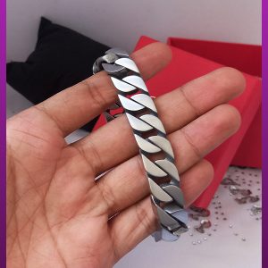 دستبند کارتیه مات نقره ای با قفل کشویی دکمه ای استیل
