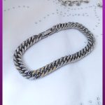 دستبند کارتیه مکعبی نقره ای لوگودار با قفل کتابی استیل