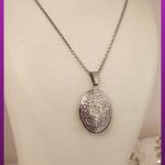 گردنبند قاب عکس بیضی طرحدار نقره ای استیل