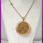 گردنبند قاب عکس دایره بزرگ طرحدار طلایی استیل