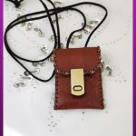 گردنبند کیف جای دعا چرم با قفل آهنربایی