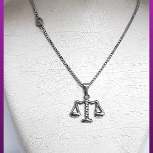 گردنبند ترازو عدالت نقره ای استیل
