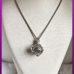 آویز یا گردنبند توپی دایره جادار بازشو فلزی نقره ای طرح 2