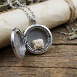 گردنبند برای نگهداری مهره مار