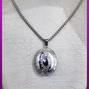 گردنبند قاب عکس بیضی نقره ای استیل (طرحدار یکرو ساده)